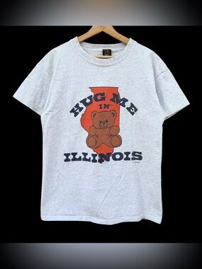 Vintage 90s Hug Me In Illinois Teddy Bear T-Shirt Gray Size Medium USA